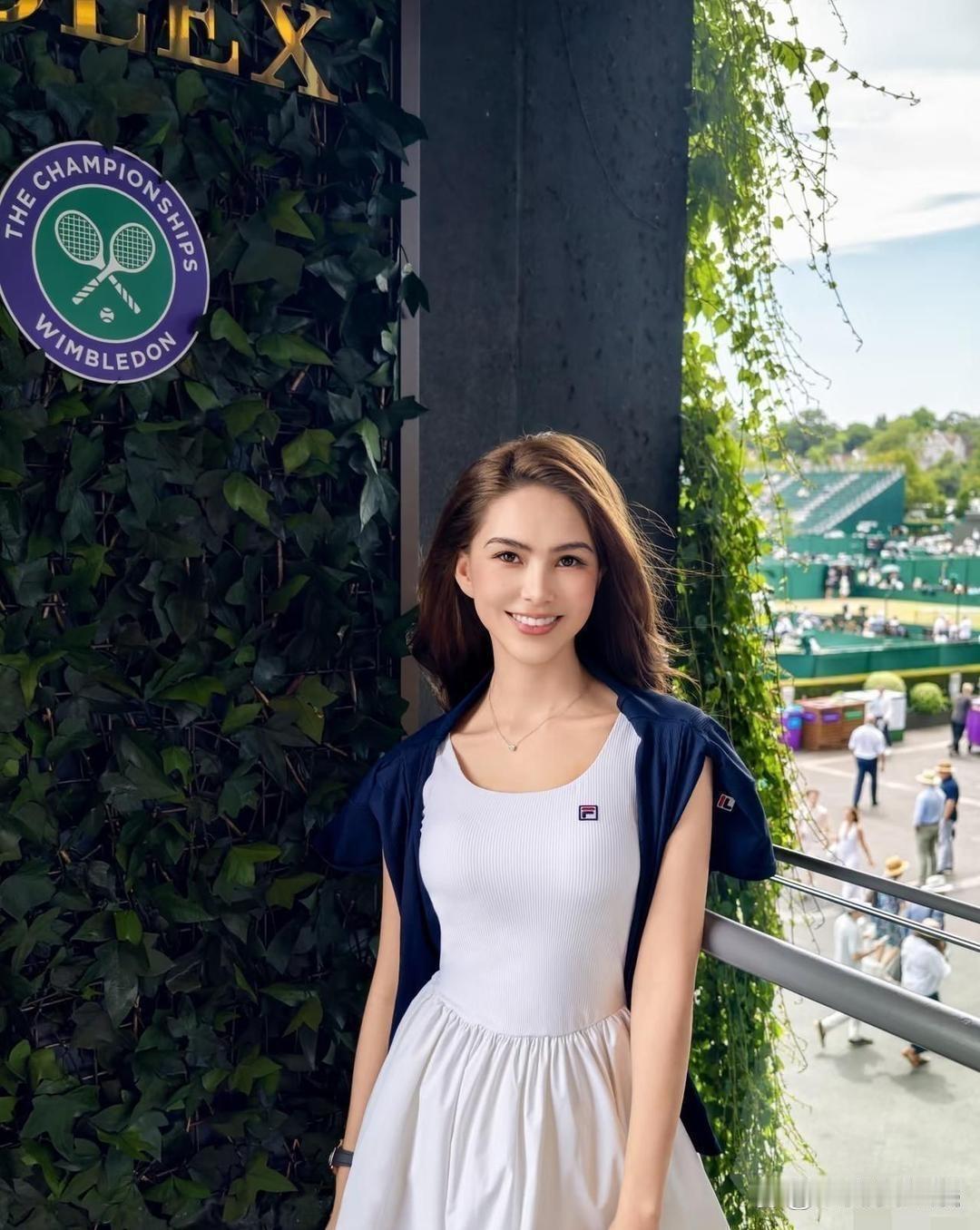周杰伦曾经在采访中谈及昆凌，一句“没有人会不喜欢昆凌”，很多人最初认为只是丈夫的