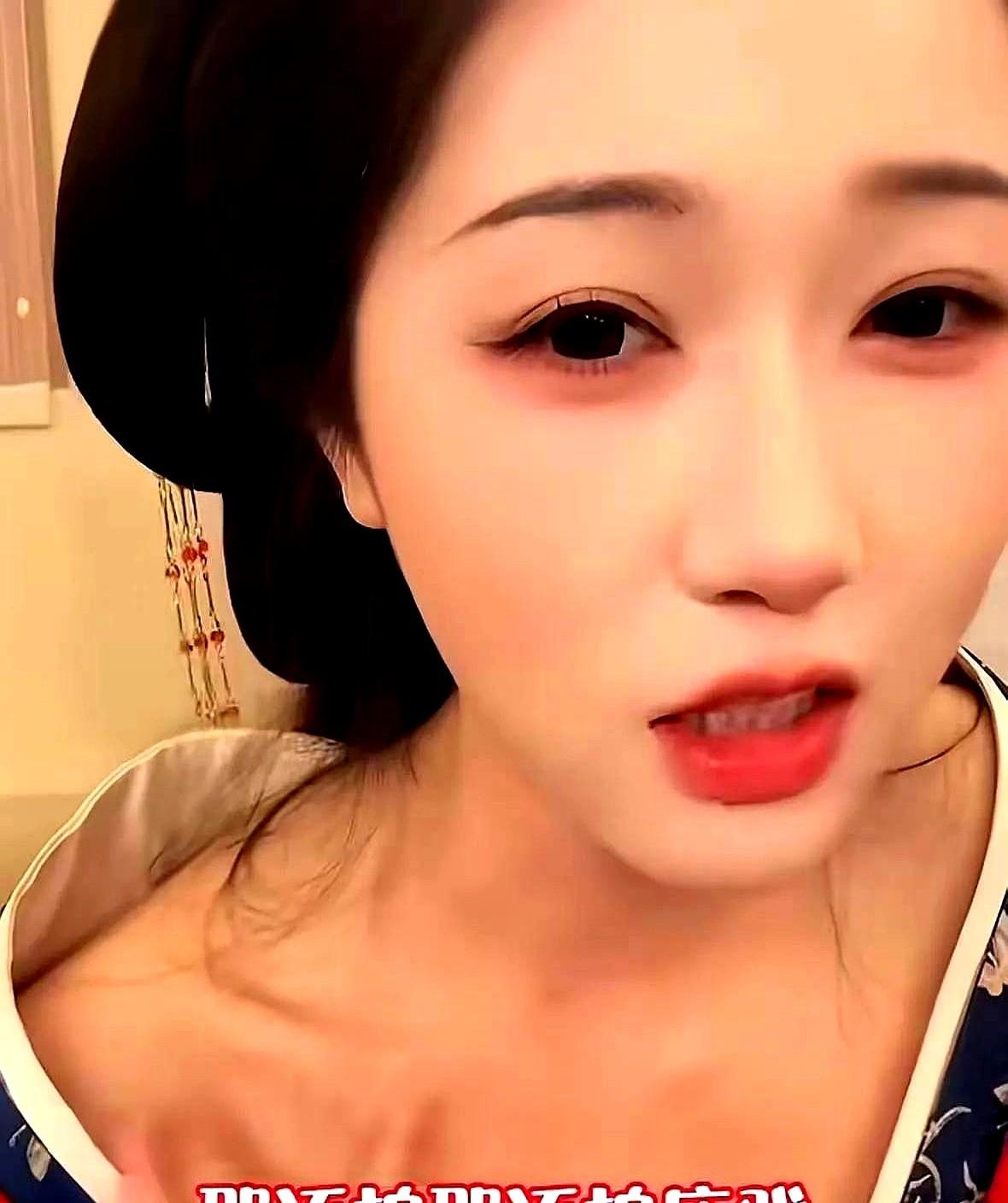 你以为的浪漫亲密戏，其实是演员的“忍耐力测试”。

短剧演员岳雨婷最近在直播里捅