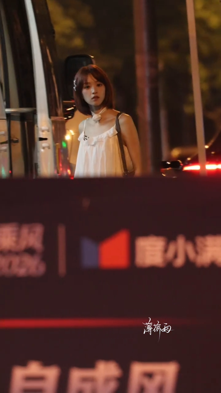 这个黄灿灿上班的时候戴的五角星发夹，晚上不但自己戴了，徐洁儿姐姐头上也出现了黄灿