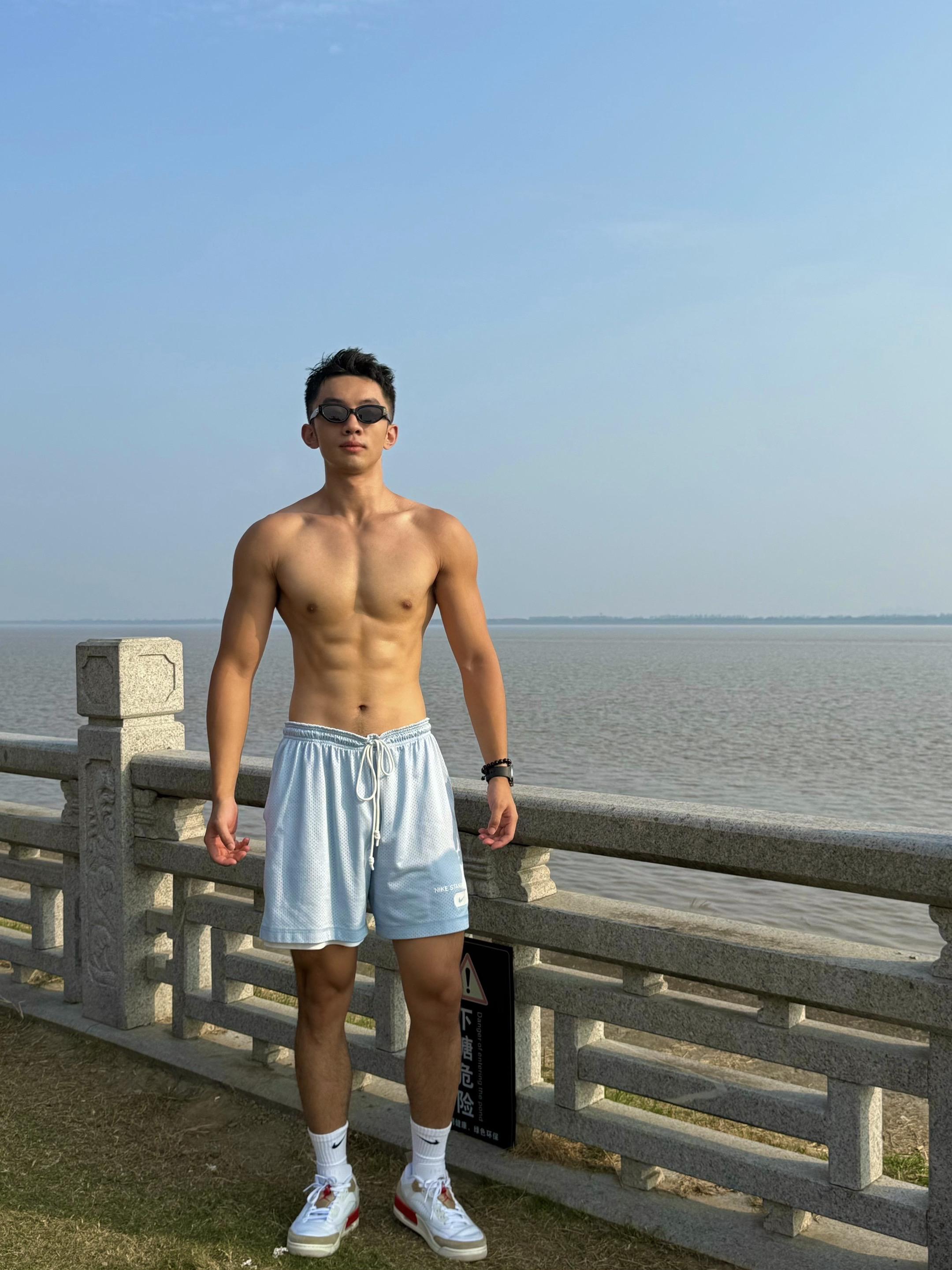 钱塘江Plog｜黑皮小帅争做浪里白条💪。终于打卡了小学课本里的钱塘江...