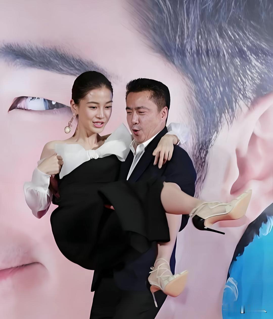 现场互动环节华谊副董事长王中磊，当众公主抱杨颖。这应该是黄晓明和杨颖离婚的导火索