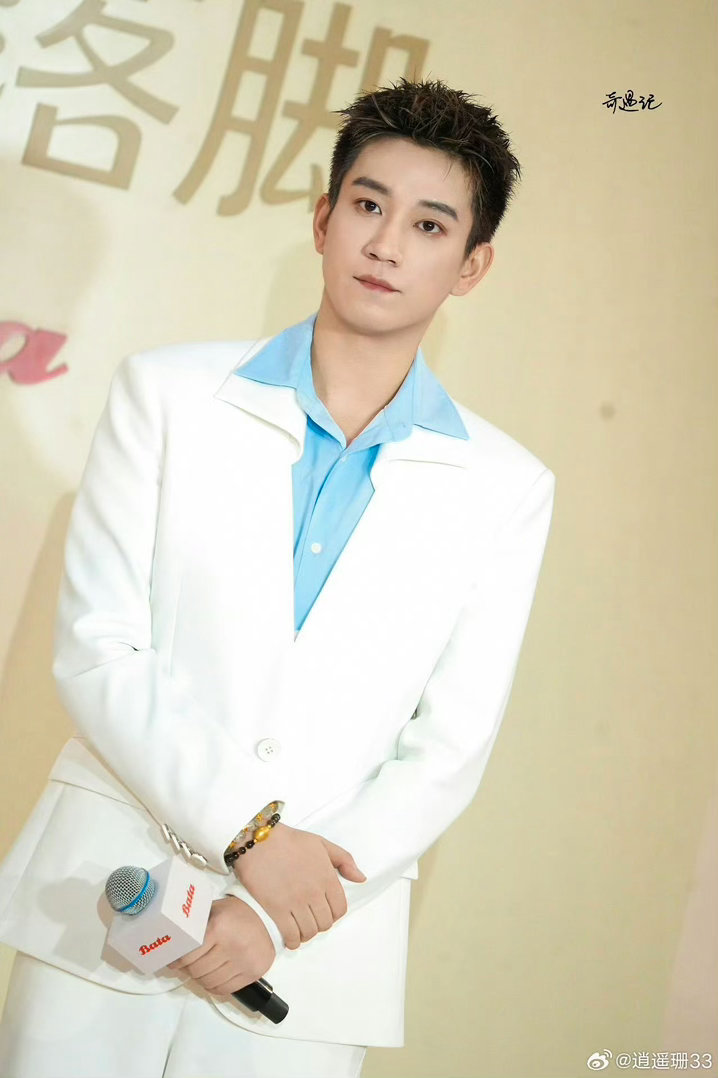 王子奇短短十天完成黑切白 从酷装大佬到温润王子，两种截然不同的气质在他身上切换得