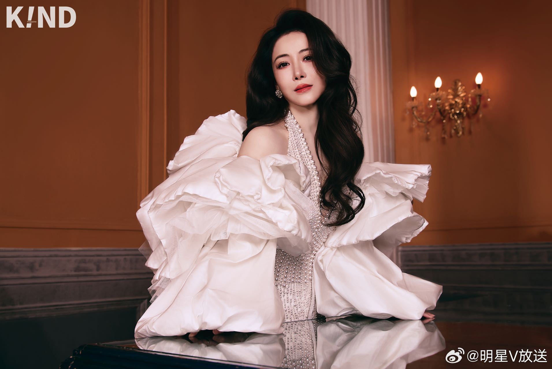 陈紫函红玫瑰与白玫瑰谁懂啊！陈紫函这组杂志大片真的杀疯了！白裙是岁月不败的温柔，