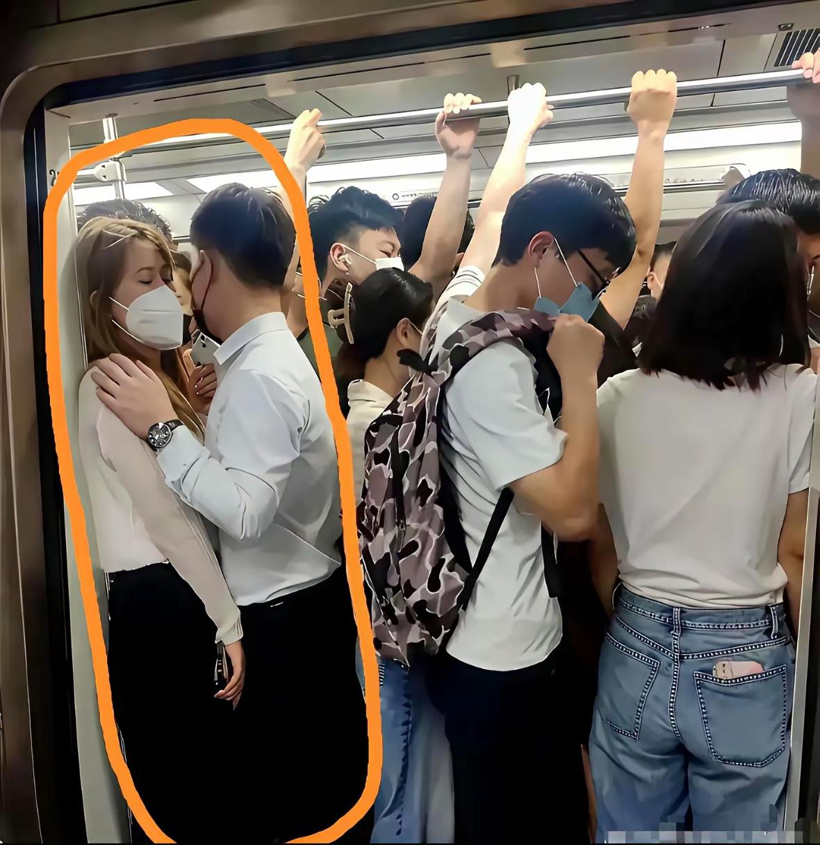 啥关系呢？
高峰时，地铁上的一幕，如此近距离的接触靠近，都是不得不，没有办法的办
