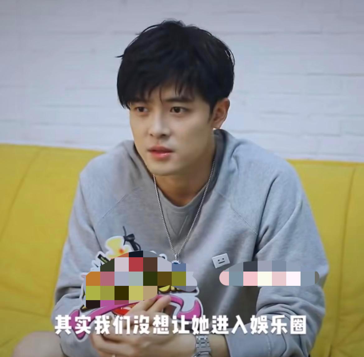 付辛博说他和颖儿没考虑过让女儿小月亮进娱乐圈。他们夫妻尊重小月亮的意愿，她如果喜