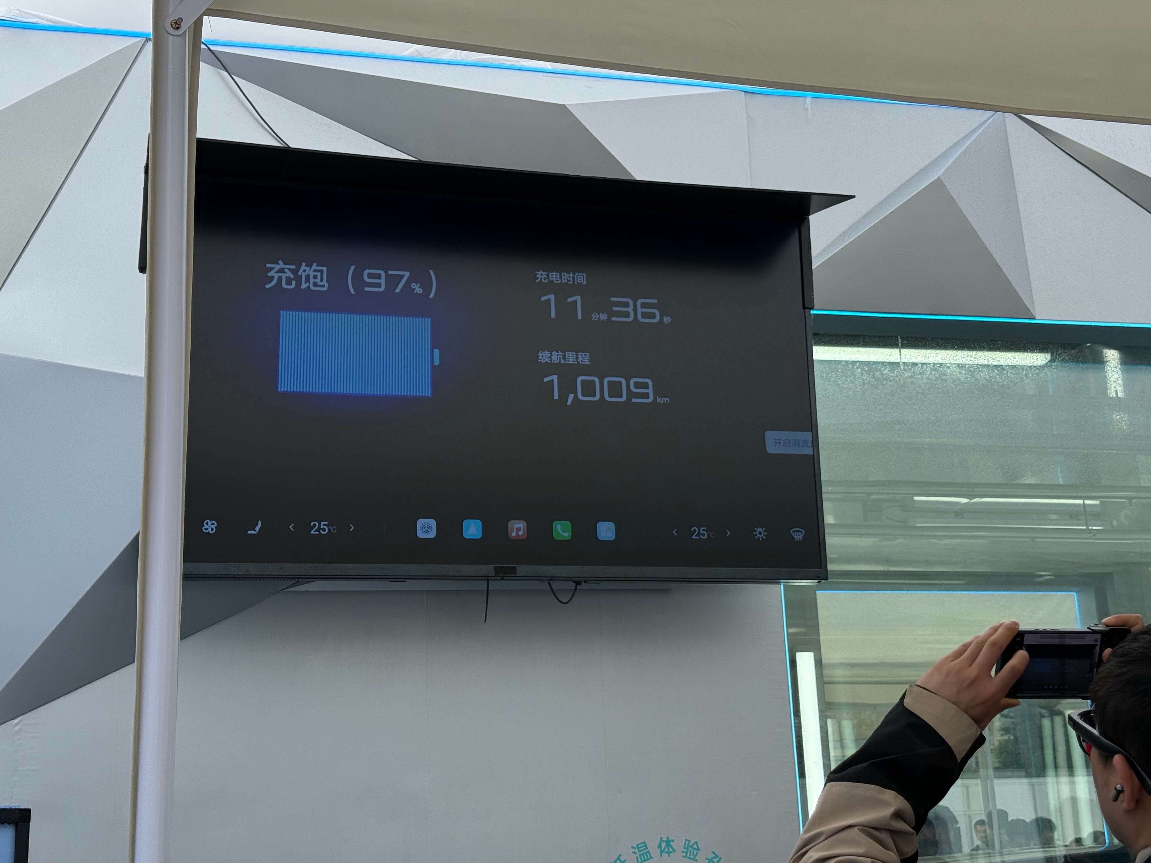 比亚迪这闪充技术也太顶了，9分钟几乎充满，补能687KM，即便是冷冻舱也有极其亮