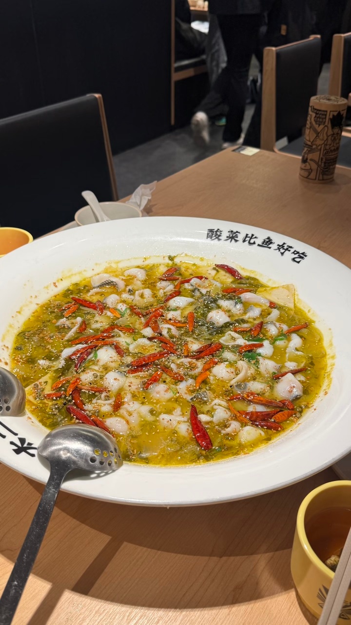 太二卖不动酸菜鱼了 清理之中，开在商场里，是要讲究翻台率的，这种全国连锁店很难现