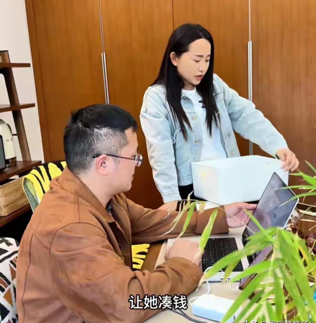 红姐要辞职了，小凤给她发10万奖金，金哥怕红姐又不走了！
小凤一大早就抱着个塑料