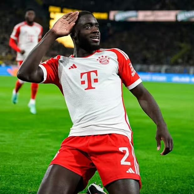 拜仁慕尼黑与27岁的法国中卫于帕梅卡诺达成一致，双方续约到2030年6月30日。