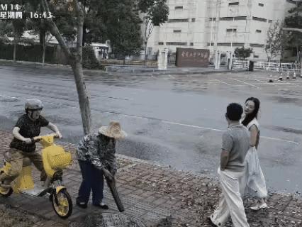 宁拆一座庙，不毁一桩婚，大爷手里的吹树叶的吹风机不该把大哥的假发吹跑了，直接把大