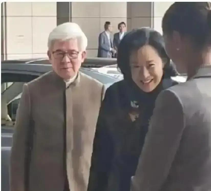 港姐嫁豪门30年，长子捐1.2亿却从不喊爸
 
罗康瑞当年离婚迎娶朱玲玲，原配子