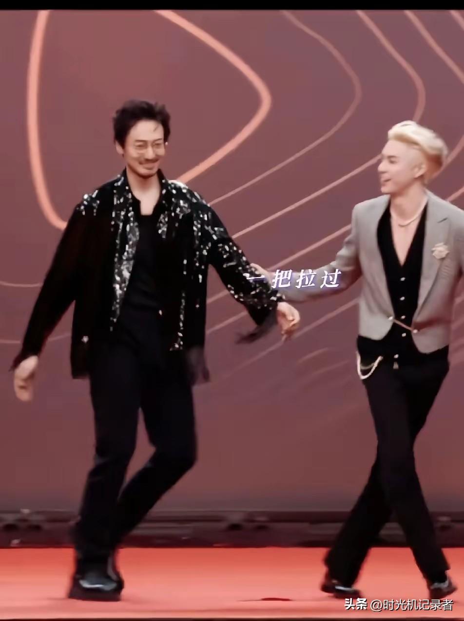 王传君很奇怪，走到哪里都好像不高兴，演戏如今也都是苦情，悲剧人。
王传君和王鹤棣