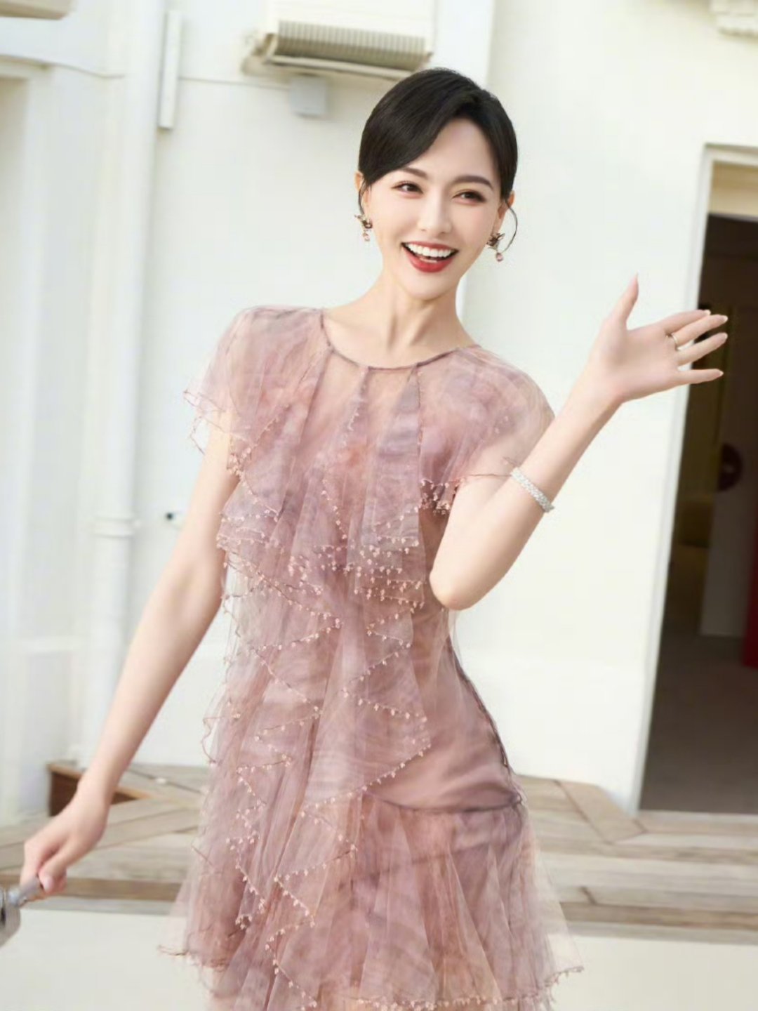 王家卫说唐嫣很装 编剧古二曝光一段王家卫与编剧秦雯的私下对话录音。录音中，王家卫