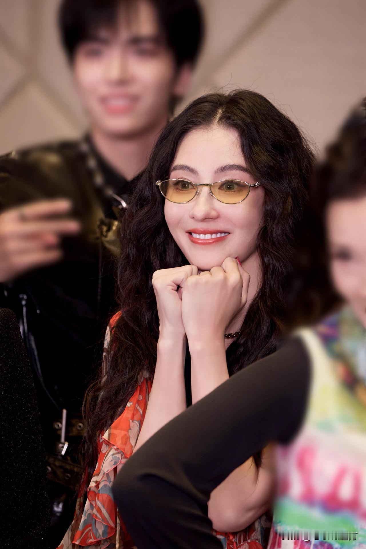 张柏芝身穿Etro 2026春夏系列超季礼服出席一路繁花2发布会，港风波浪卷配超