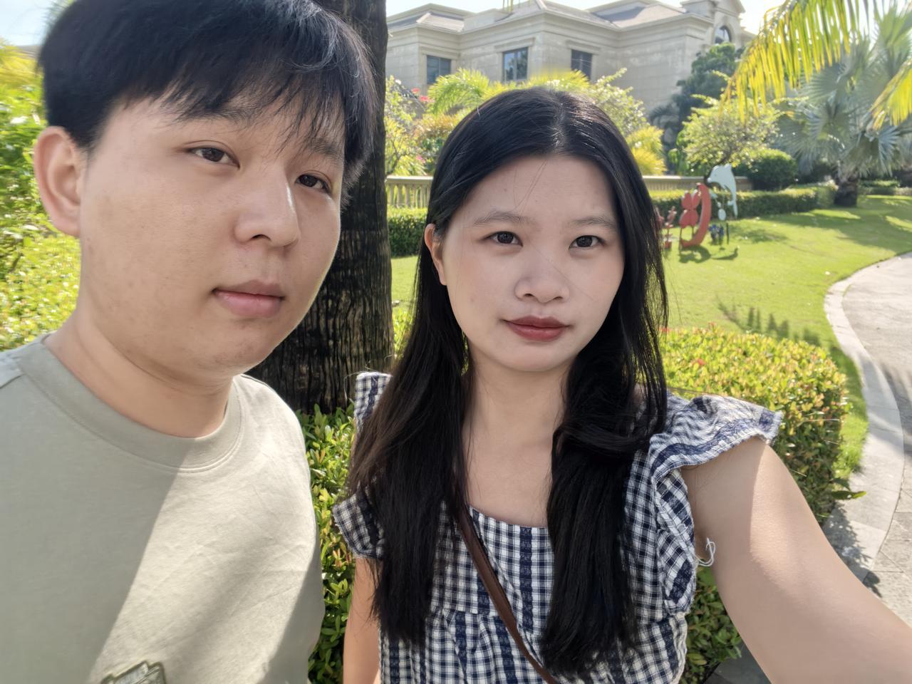 凌晨两点睡不着，肚子咕噜咕噜响。
我决定干一件大事。
轻手轻脚的下楼，慢慢地拿起