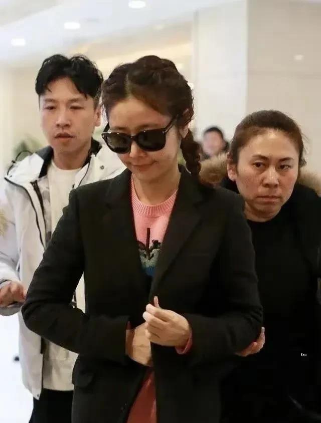 今天看到一个打扮很土的小姑娘，完全认不出她是谁。你认出来她了吗？