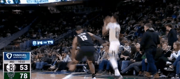 还是人么？字母哥就是现代版奥尼尔！
在今天NBA常规赛雄鹿对阵国王的第三节比赛中