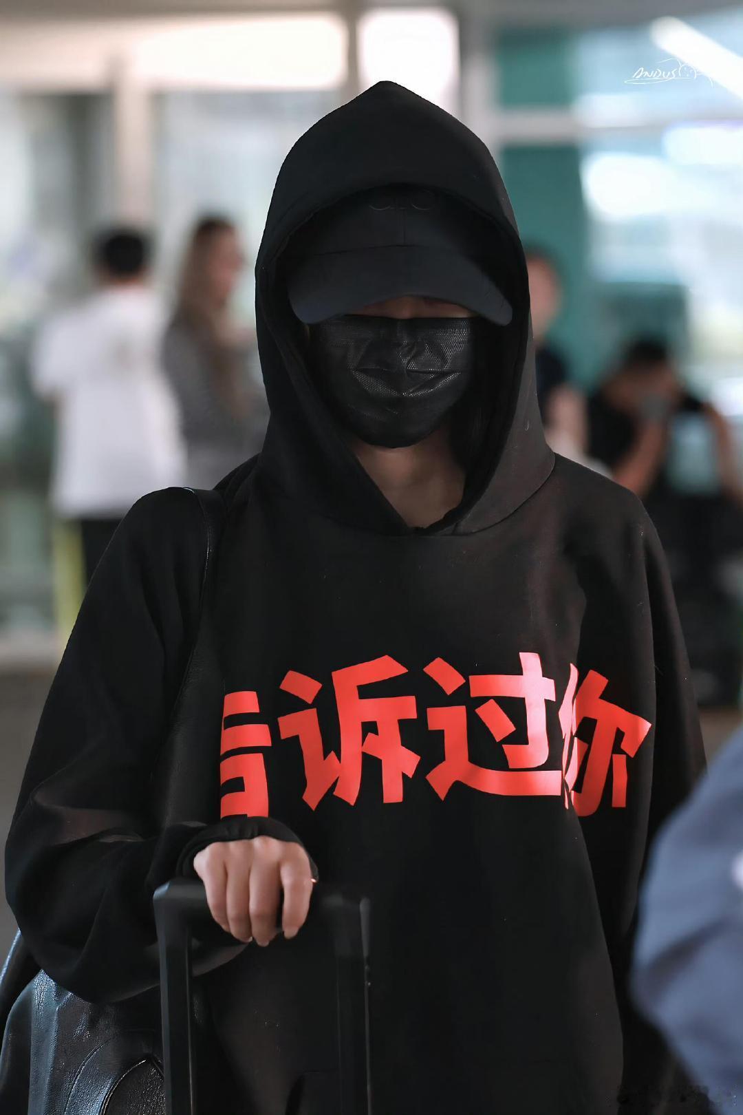 宁艺卓穿了侃爷演唱会周边卫衣，没想到是粉丝啊？宁艺卓穿了侃爷演唱会周边卫衣 宁艺