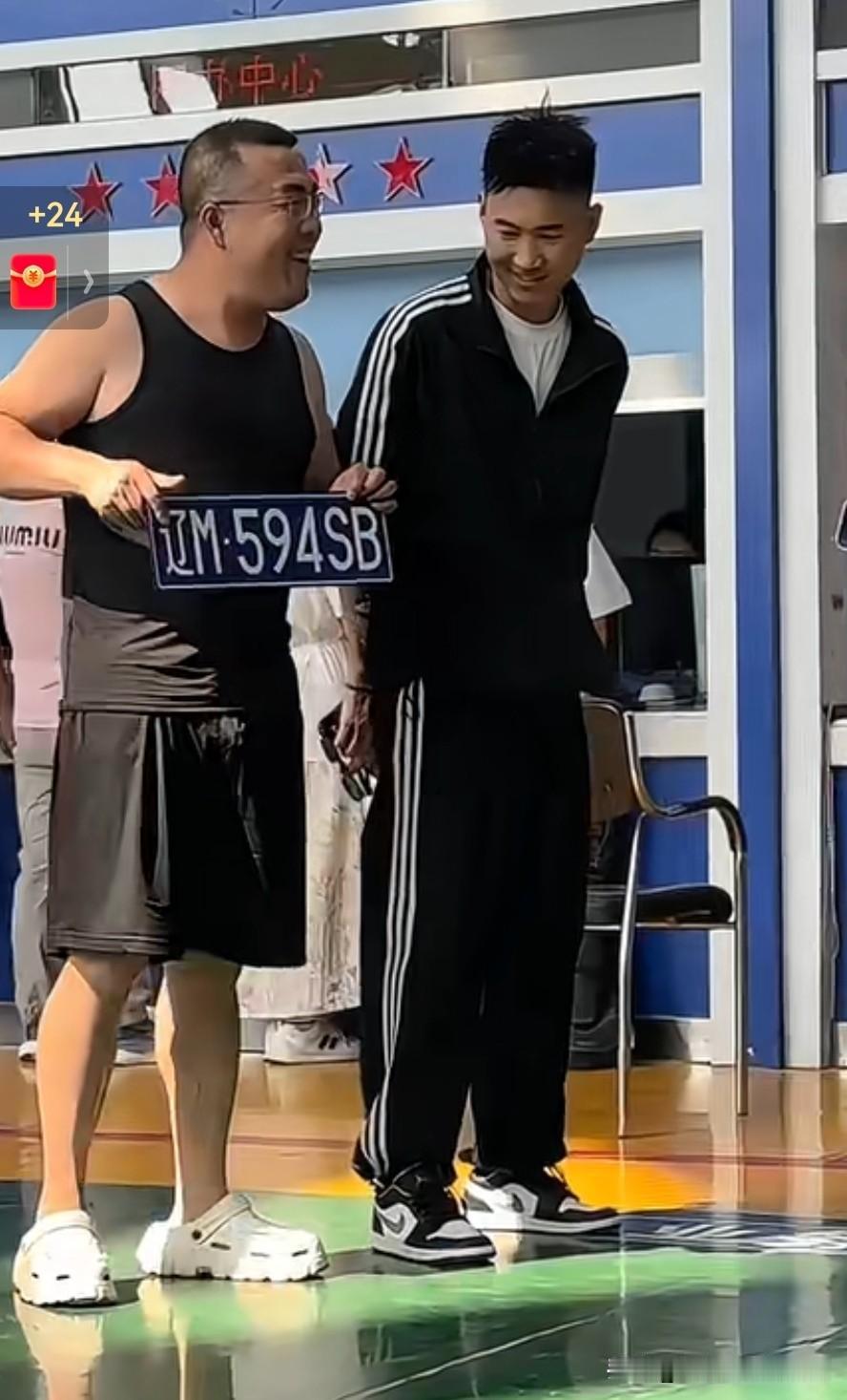 还显呗呢？
他舅舅是倒了血霉了。