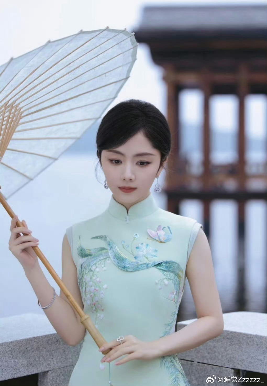 央视镜头下的谭松韵好美谭松韵把彩绳挂手腕上央视端午晚会谭松韵一身淡绿旗袍太温柔，