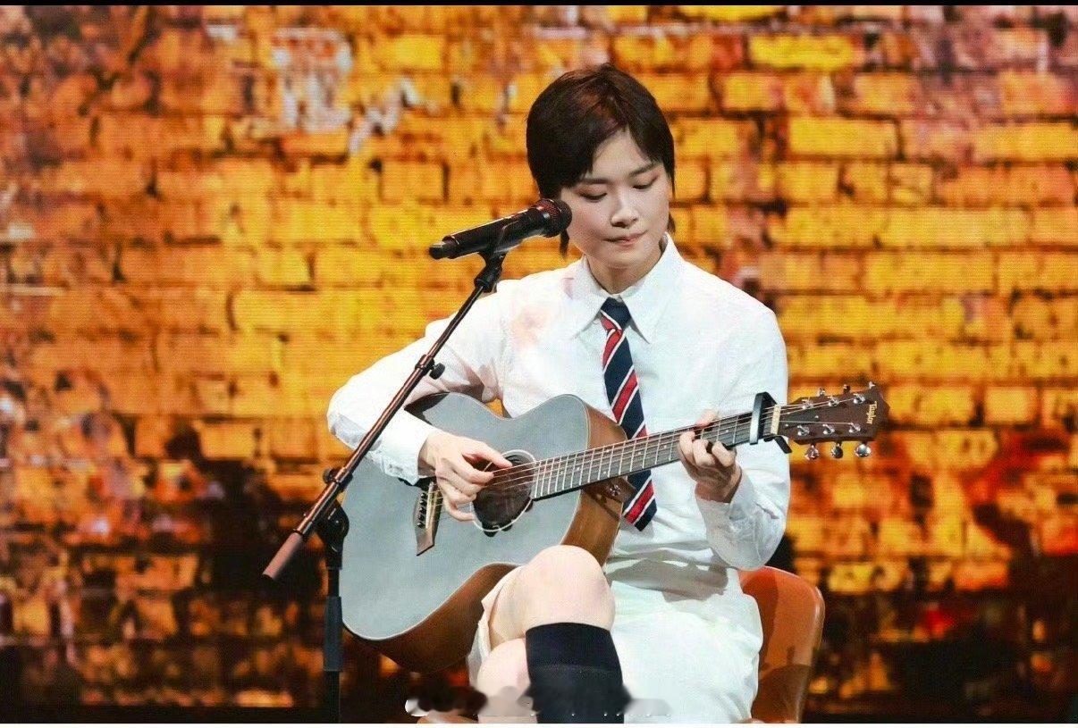 谁教李宇春这样唱的 李宇春把经典唱出新味道！杭州场弹唱《青城山下白素贞》，慵懒声