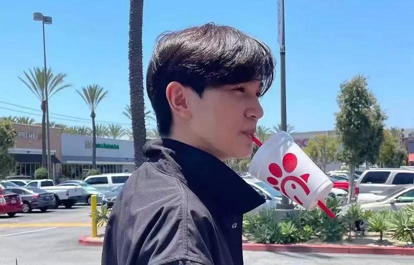 美貌真的是基因彩票，袁咏仪张智霖的儿子
明明很像两人，就是没有两个人好看，好奇怪