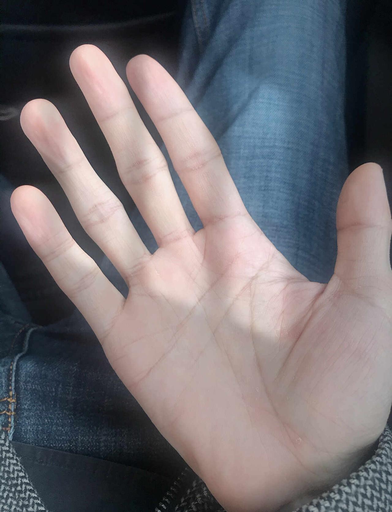 天津回温啦～想抓点什么
手上不知道沾了点什么 请与我击掌 男孩子的手 手控 当代