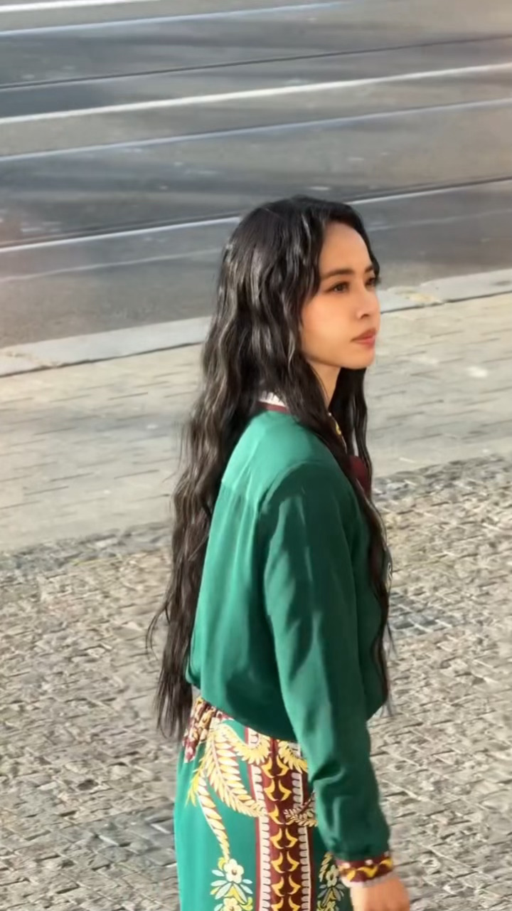 网友偶遇蔡依林在布拉格疑似拍MV ​​​