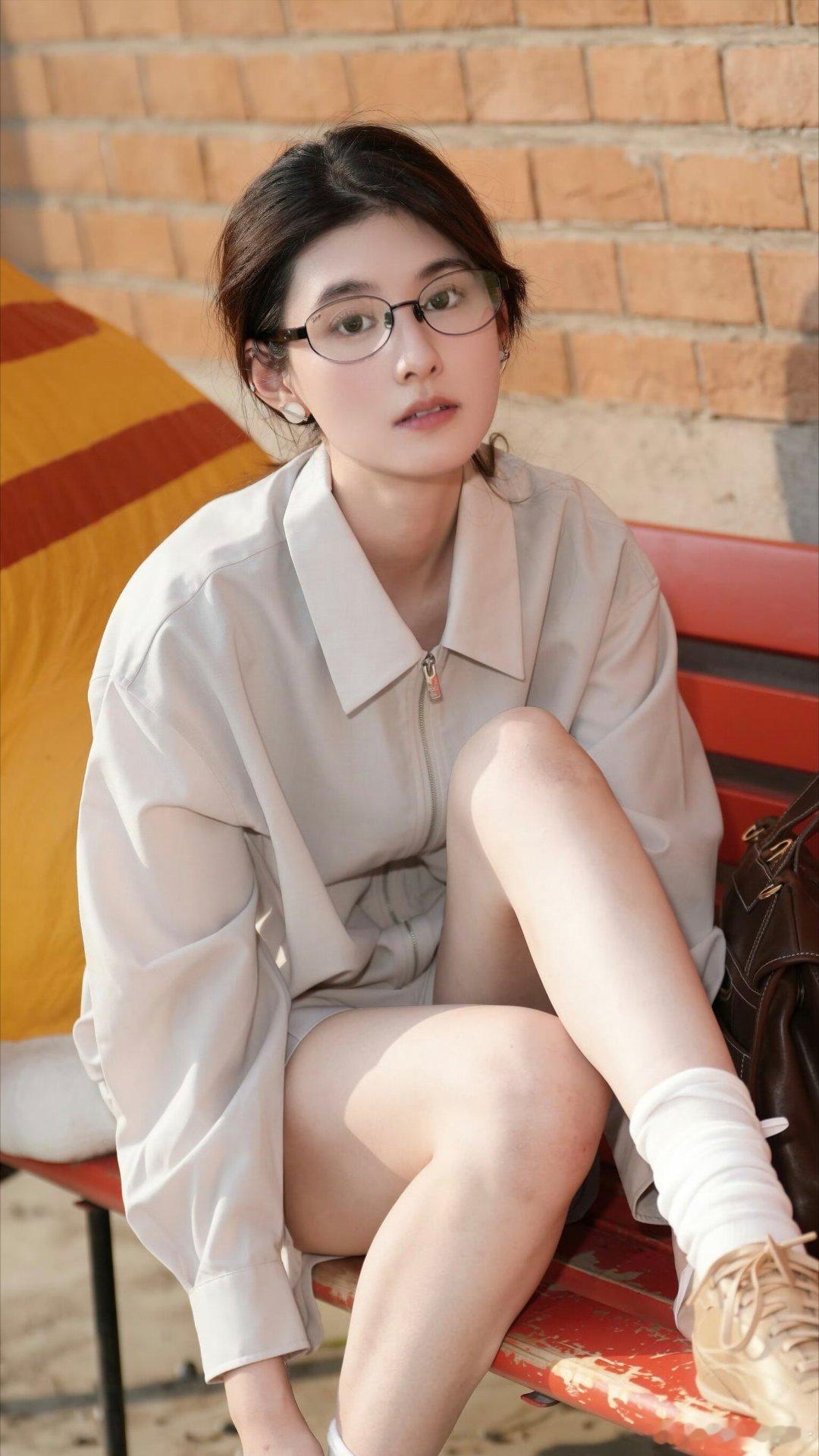 韩沛颖向刘浩存道歉能感受到她确实积压了不少剧组里的委屈，戏份被剪、被网友误解，压