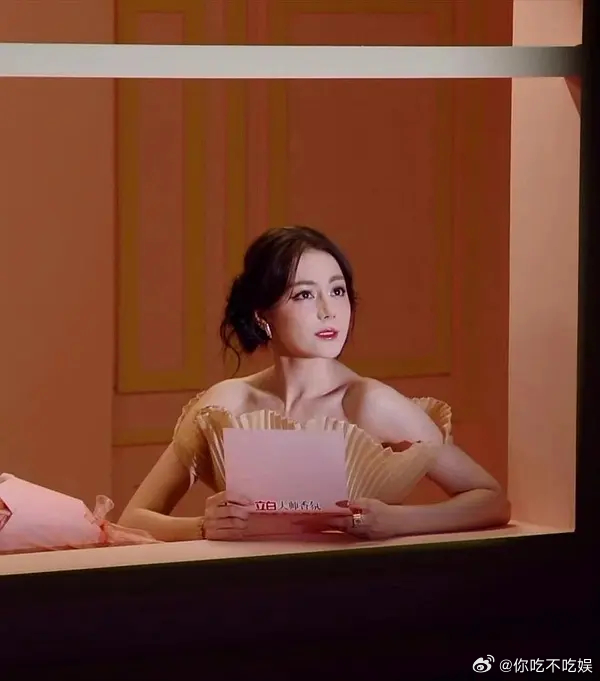 迪丽热巴的精修图和实拍给人一种网恋奔现的感觉。 