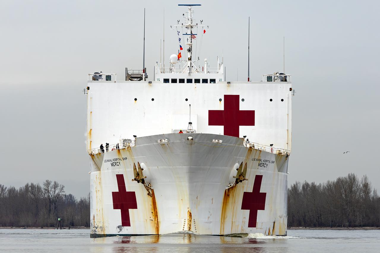 庞大的海上医院——“仁慈号”（USNS Mercy）抵达波特兰，即将进入Vigo