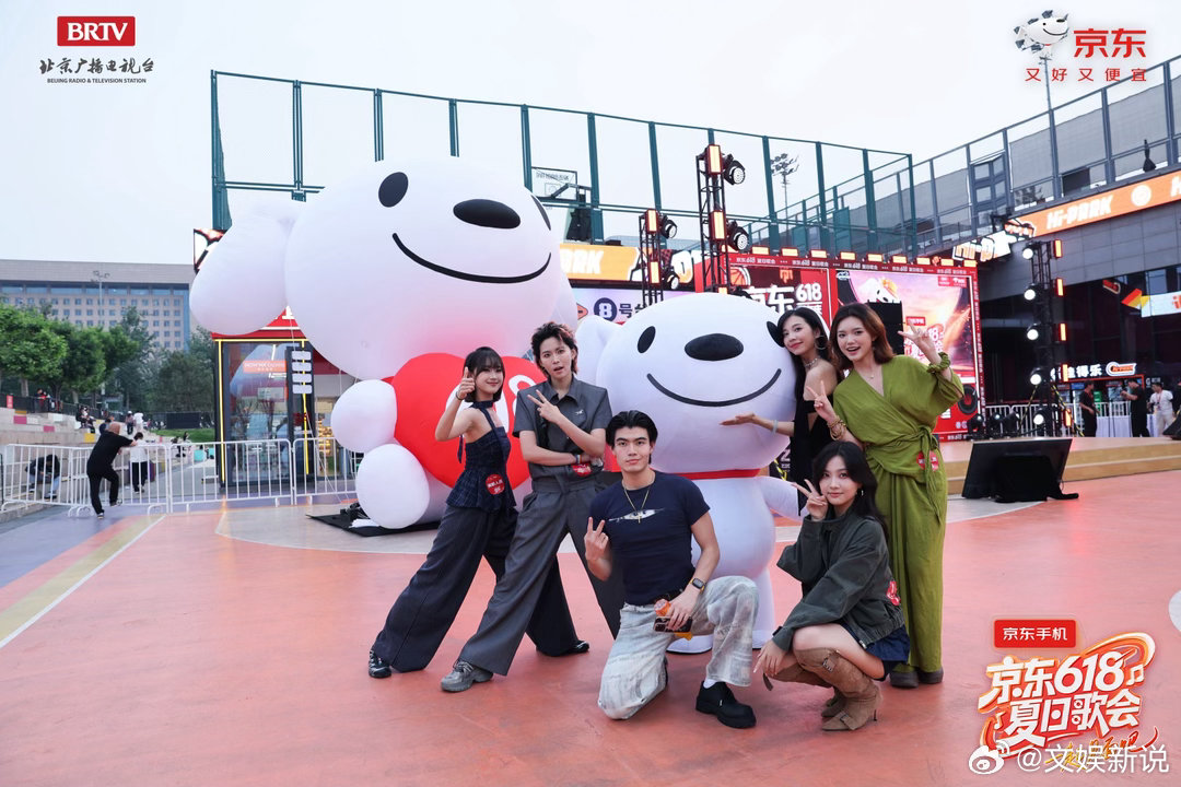 618夏日歌会露天音乐会 一份来自23号的浪漫记录请查收~在舞台上发光的样子被完