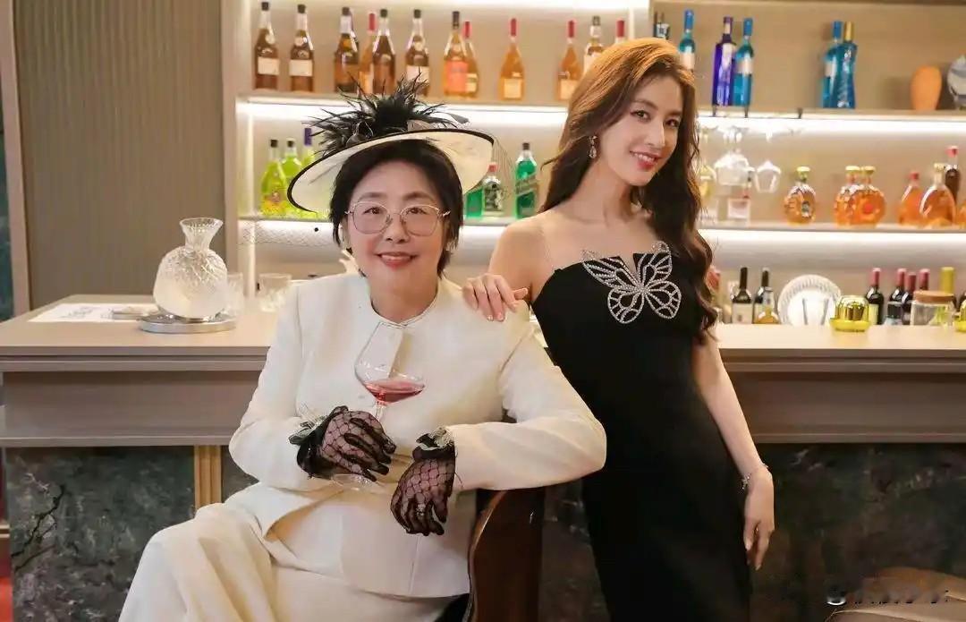 黄圣依带母亲“客串”了一回短剧演员，装扮成贵妇，母女俩好开心！[大金牙][福]