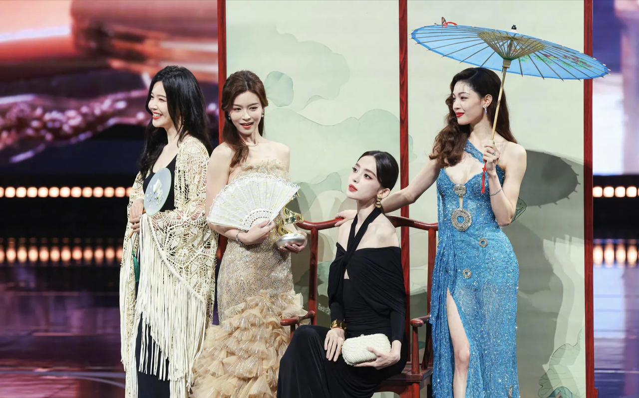 娜扎、文咏珊、杨子姗和钟楚曦四美同框，获“年度闪耀演员”荣誉。四人当中，钟楚曦的