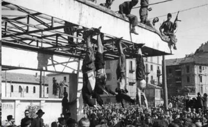 1945年，墨索里尼的情妇被处决后倒吊在广场上，整个人垂了下来，一览无遗。围观的