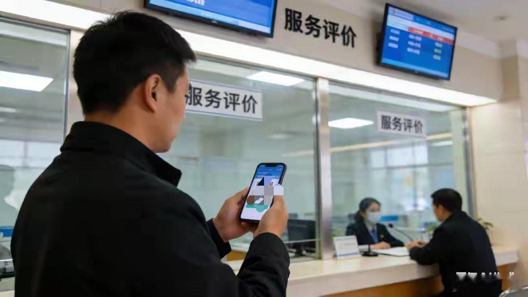 政务窗口工作人员8年收好处费1614万一个办事窗口，8年收了1600多万，年均2