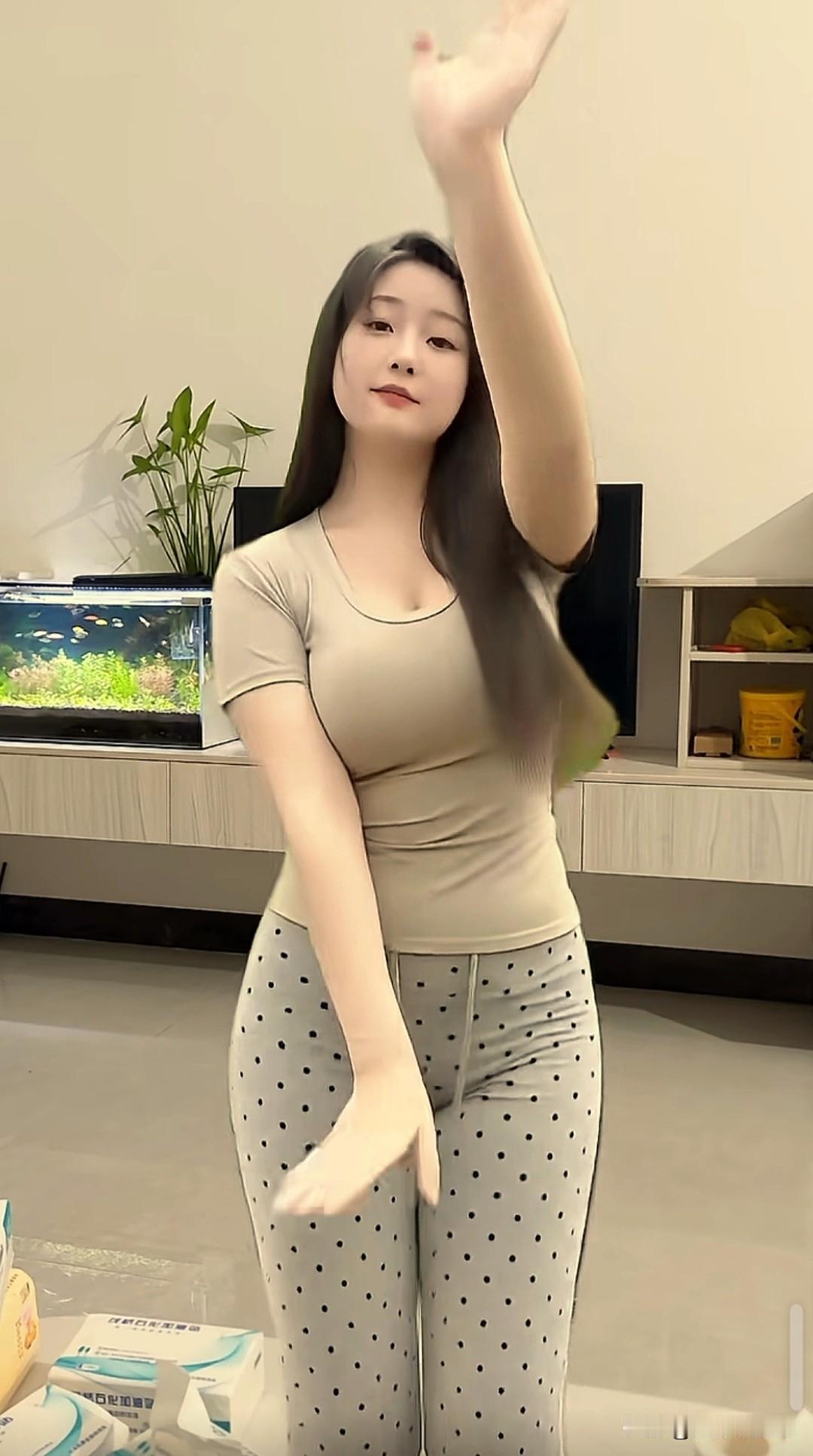 你们觉得漂亮吗， 为什么会有人觉得她很漂亮呢，我感觉她面容长的还可以，就是太胖了