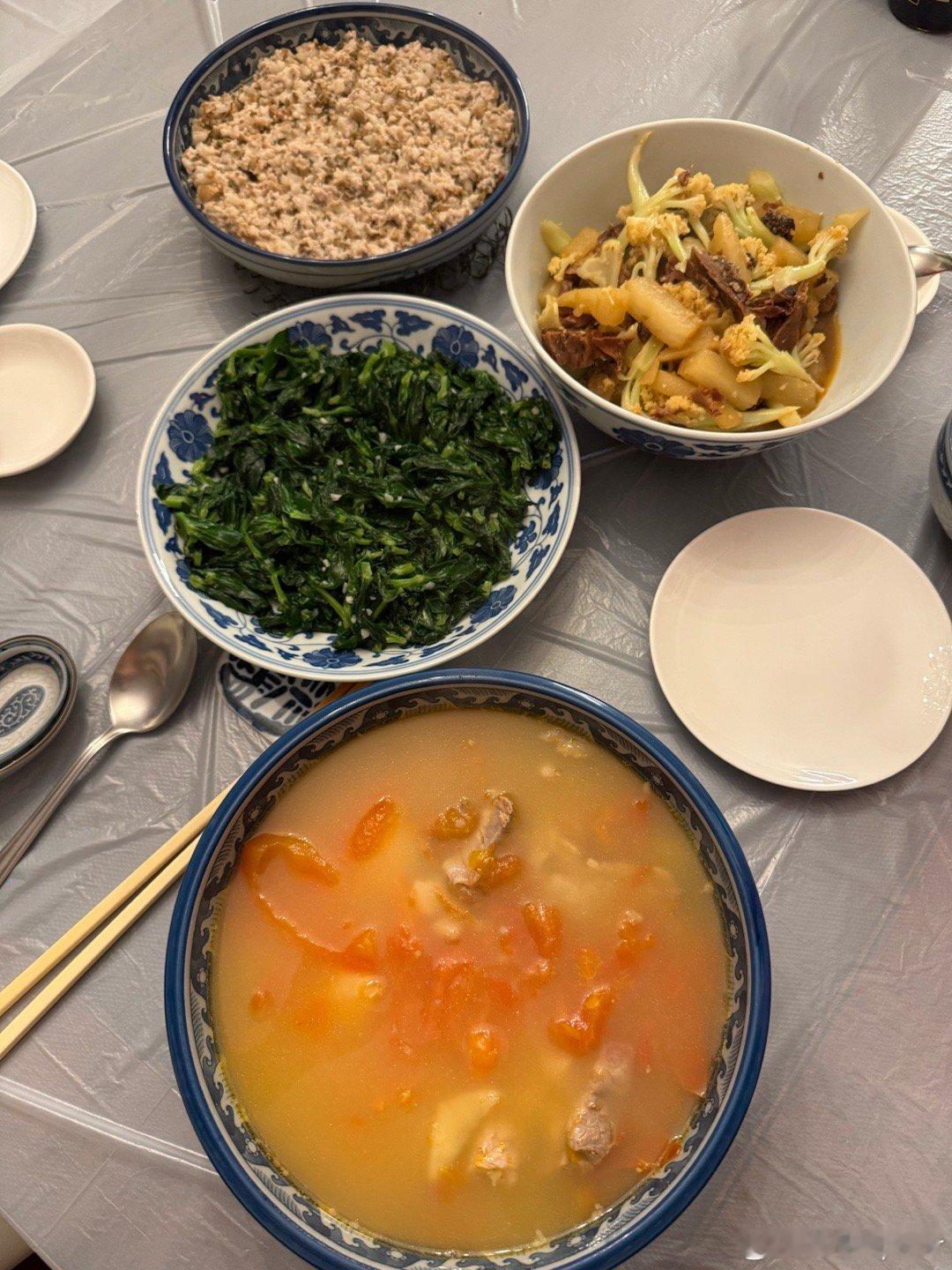 今日的家常便飯，梅菜蒸肉餅，蘿蔔椰菜炆琴日食剩嘅超級辣嘅鴨，蒜蓉炒豆苗，蕃茄薯仔