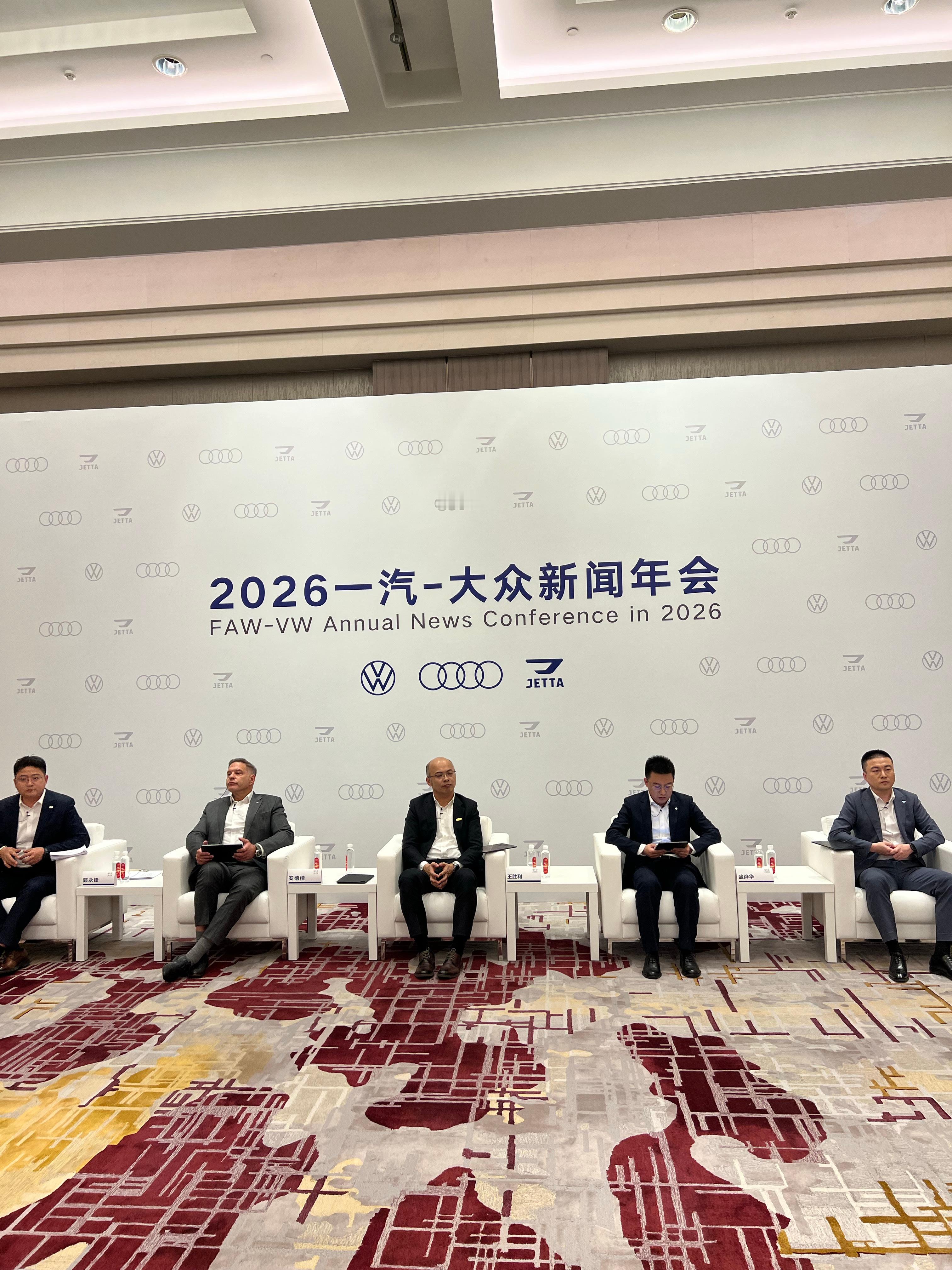 围绕一汽-大众大众品牌的发展，大众品牌以90.2万辆销量稳坐合资第一阵营。1. 