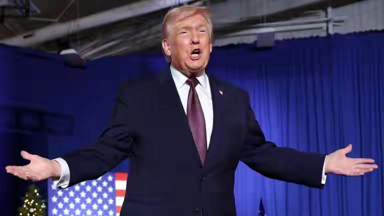 近日，美国总统特朗普发表讲话，称他对3年前FBI突袭搜查他的住所一事极为愤慨！他