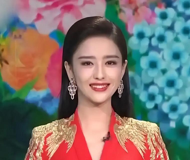 全网都在问同一句话：凭什么？
 
2020年春晚名单公布，佟丽娅的名字出现在主持
