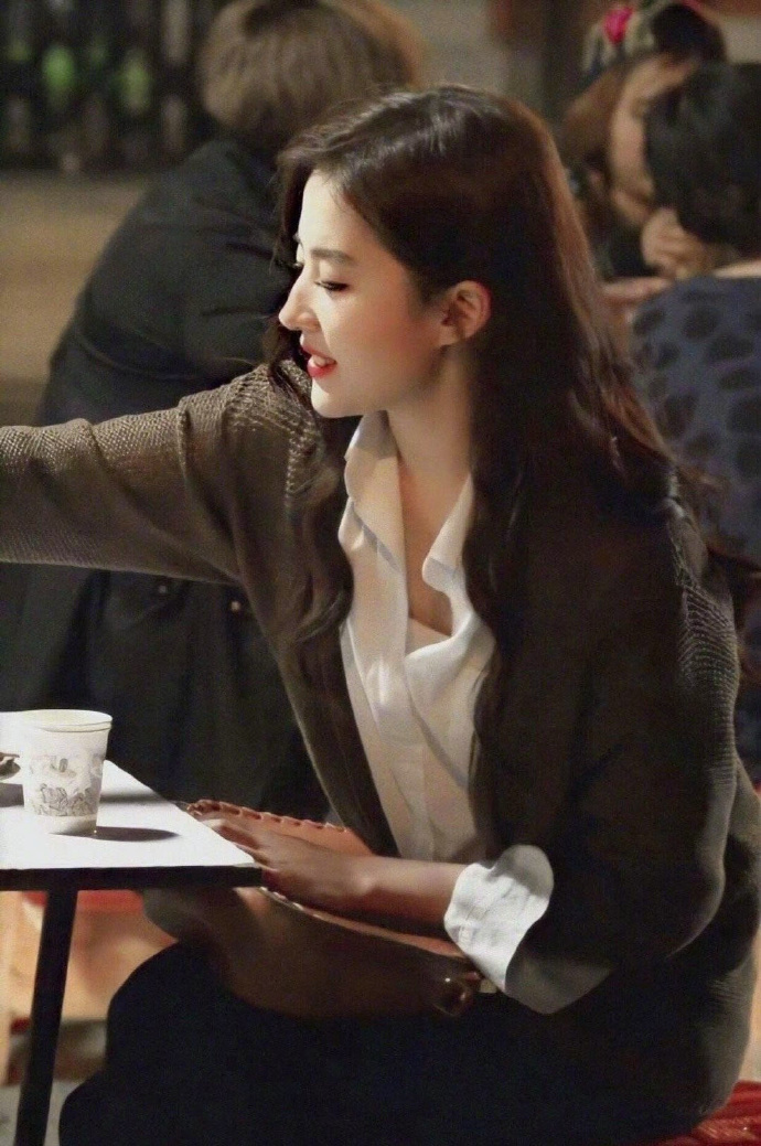 🧉 “不要羡慕干活麻利，什么都会的女孩，    你要知道 她吃了很多苦才什么都