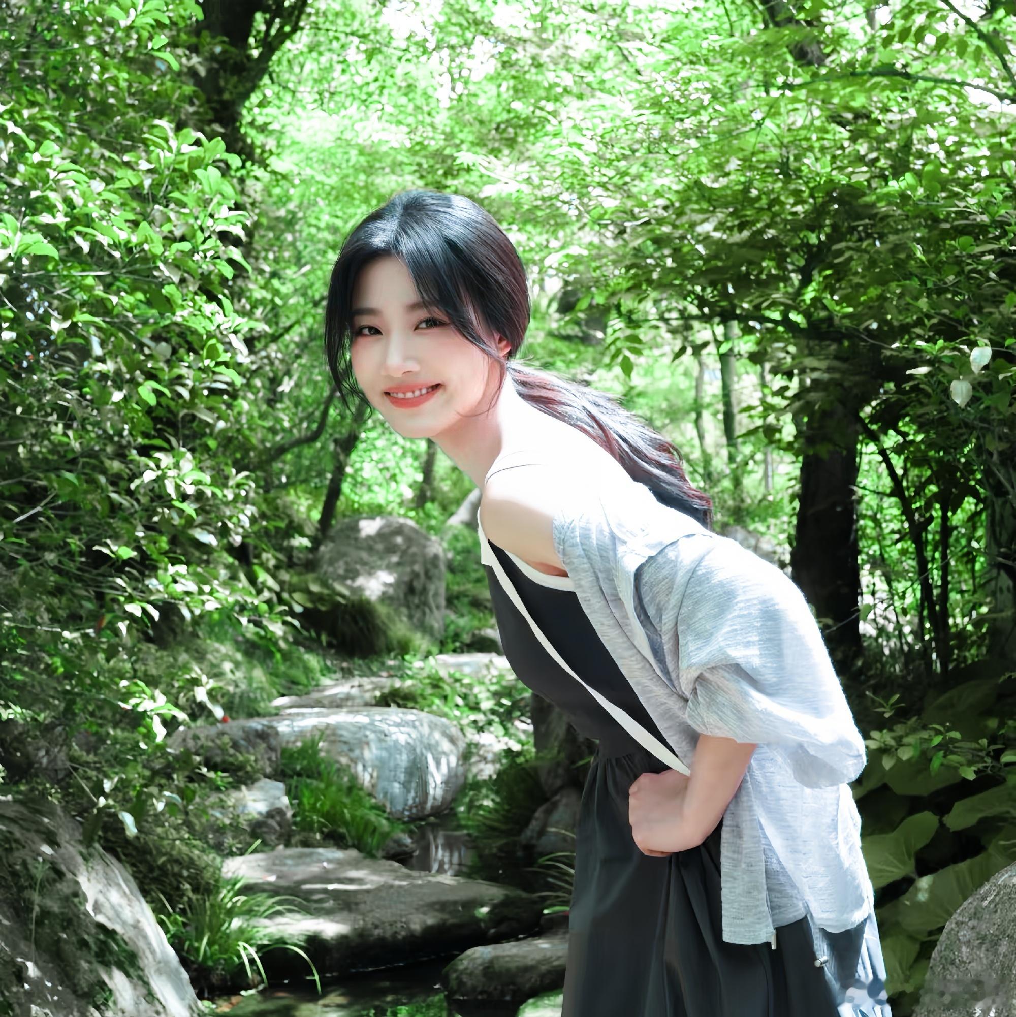 卢昱晓✨ 卢昱晓云厘✨ 卢昱晓何不同舟渡 “你的微笑在我的心尖闪耀，编织了每一个