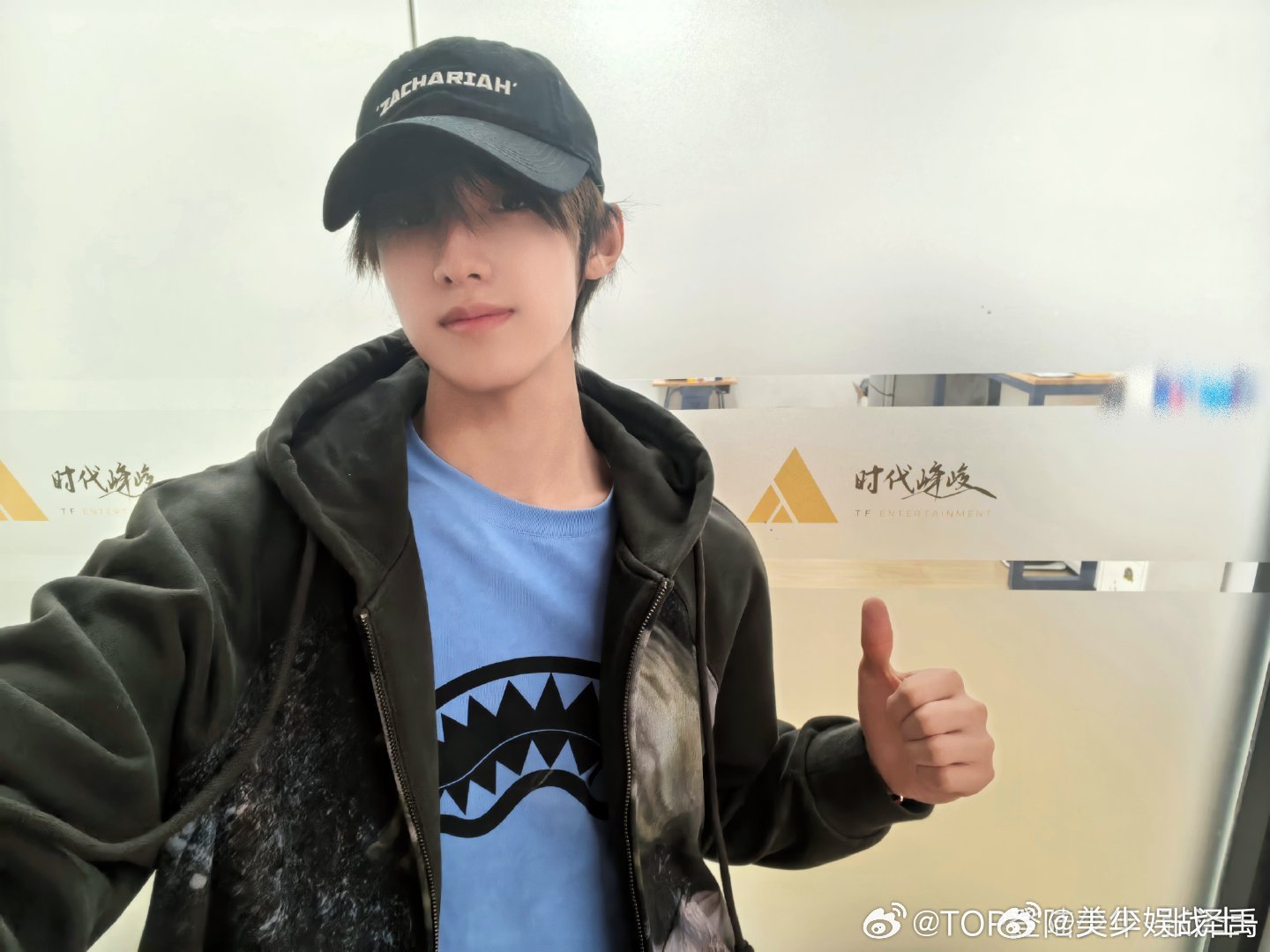 张泽禹剪发前留下的珍贵影像剪发前绝版影像存档完毕，长毛时期的张泽禹自带松弛氛围感