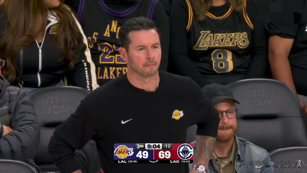 湖人主帅雷迪克真是火冒三丈！在今天湖人客场挑战快船的比赛中，当时比赛进行到了第三