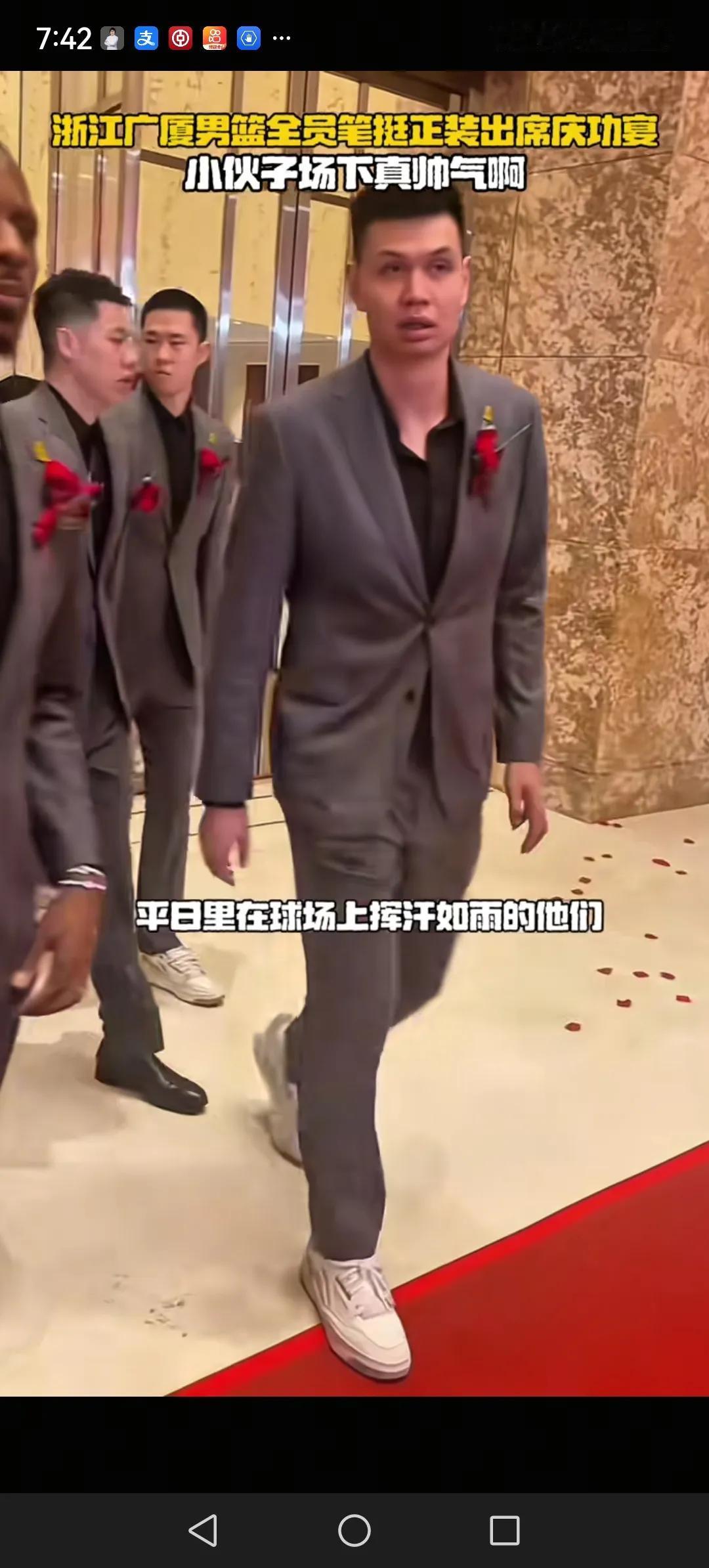 广厦夺得CBA第1个总冠军。最失意的人应该是中锋许钟豪。决赛广厦与北京的比赛，王