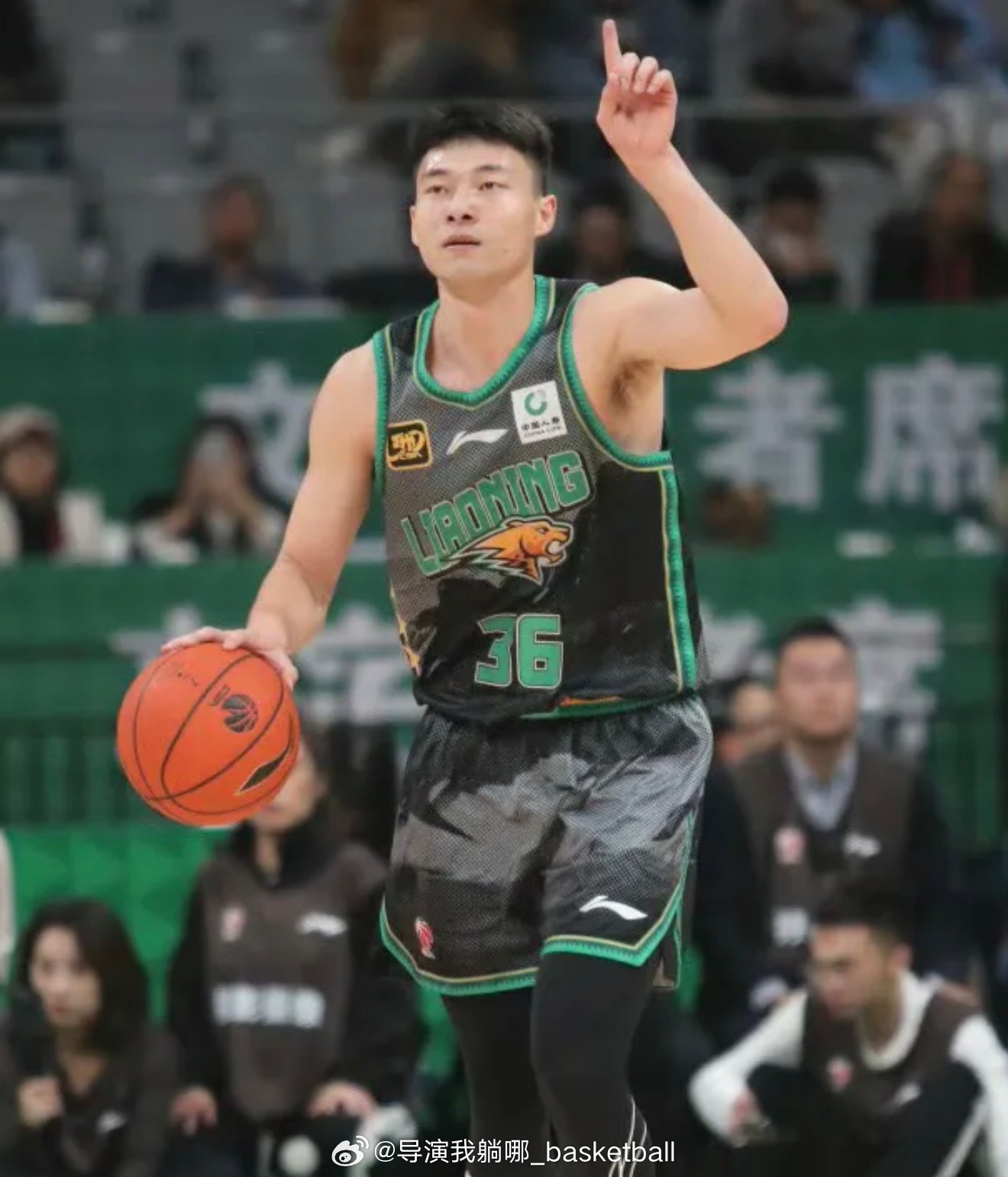 攻防兼备，辽宁男篮后卫鄢手骐在过去四场比赛帮助球队拿到四连胜，他四场比赛场均贡献