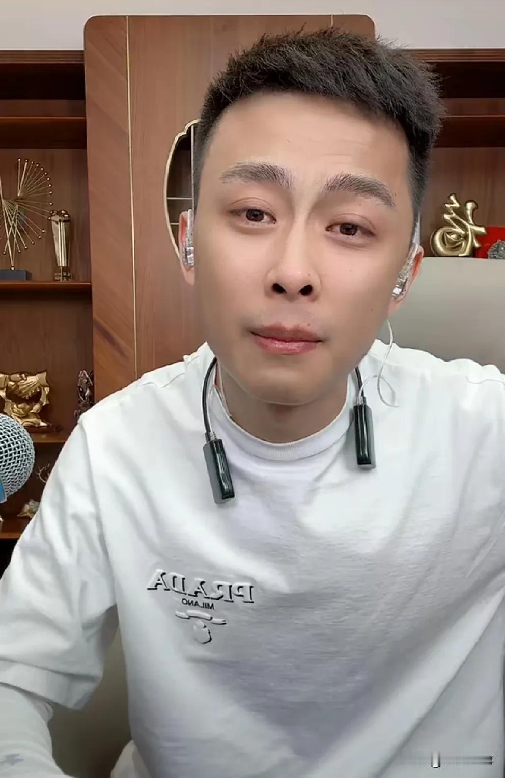 洋洋洋到坟前告慰亡母，眼眶含泪！

              洋洋洋用小号直播
