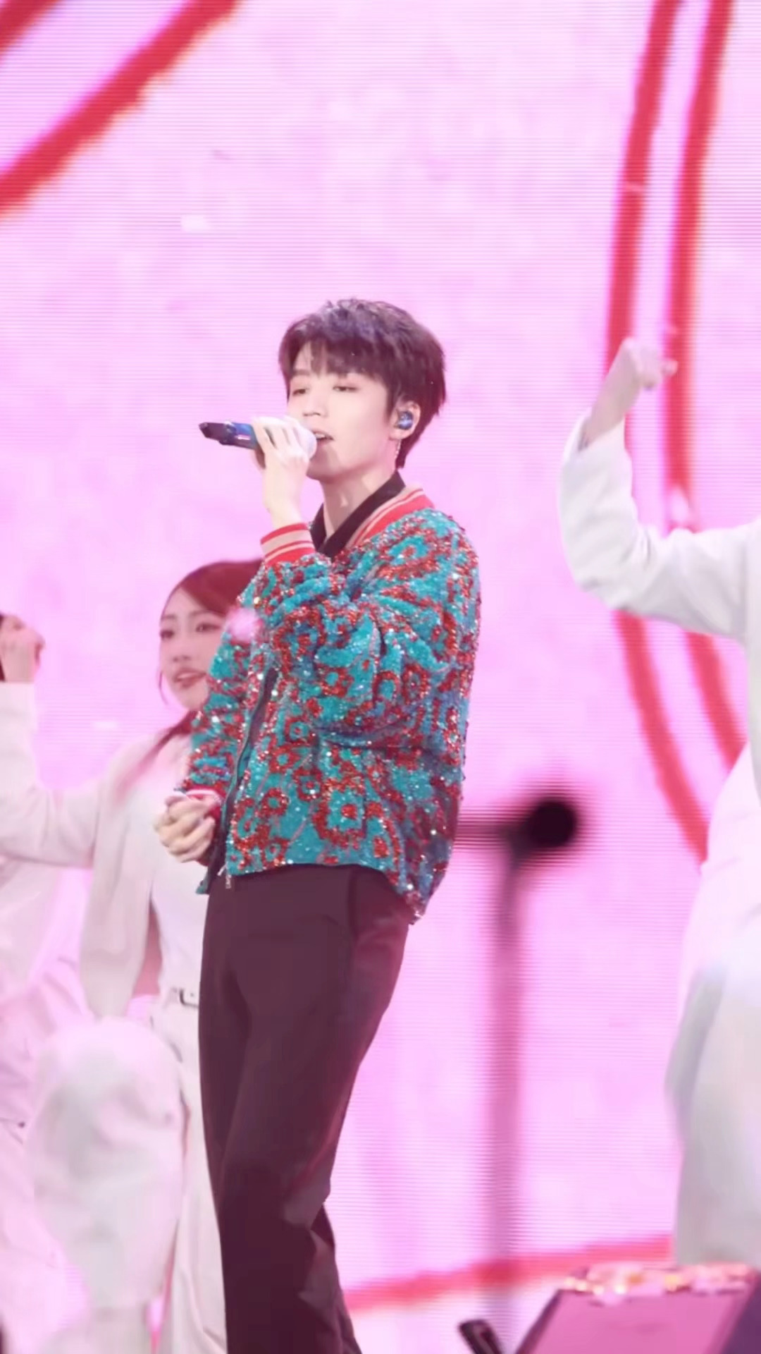 唱到“靠近”的动作好可爱哦🥺总觉得以前好像看小凯做过类似动作但想不起来了 