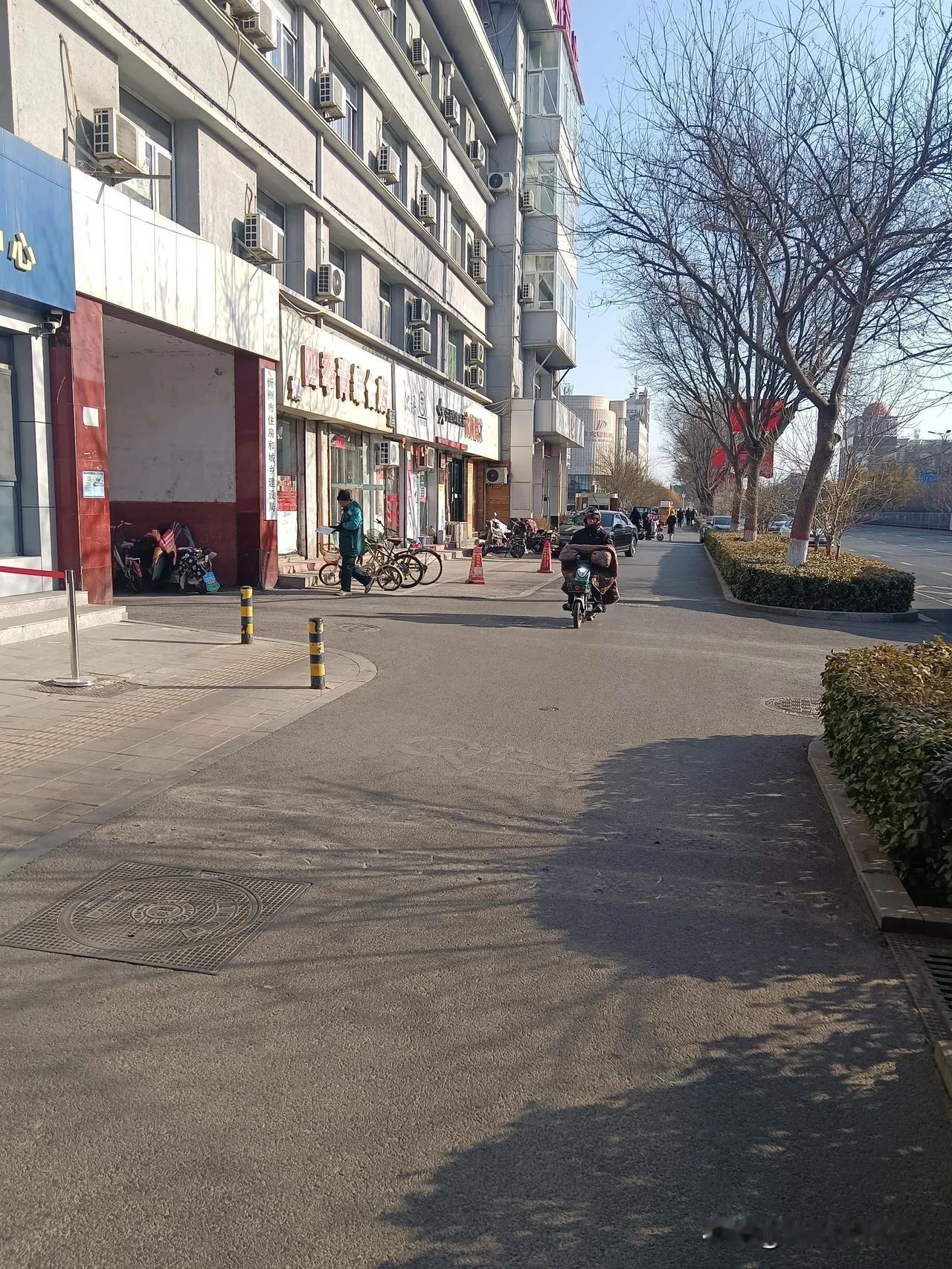 忻州街头怪现象之（二）（后续）。

听闻条友们说，长征街某单位门口非机动车道上安